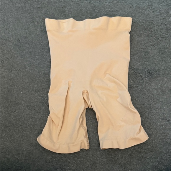 SKIMS Seamless Mid Thigh Shorts NEVER WORN - Picture 1 of 2